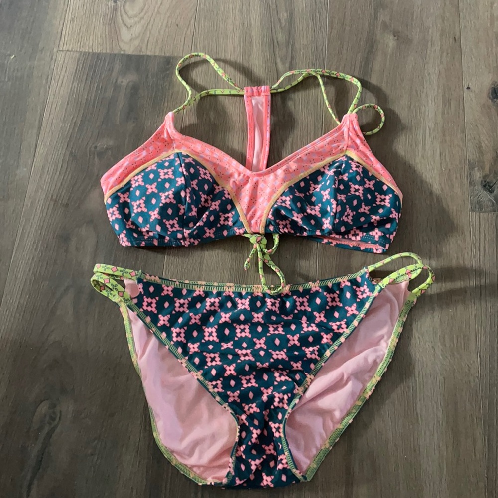 Bikini - Picture 1 of 3